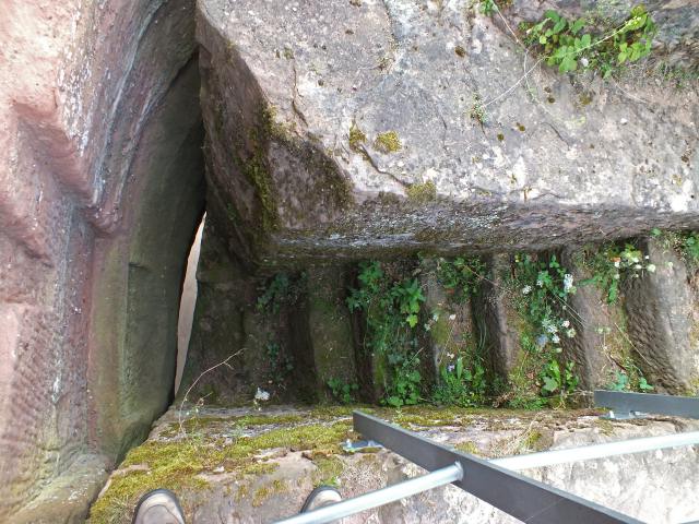 ... einen schlicht vor eine Wand führt.