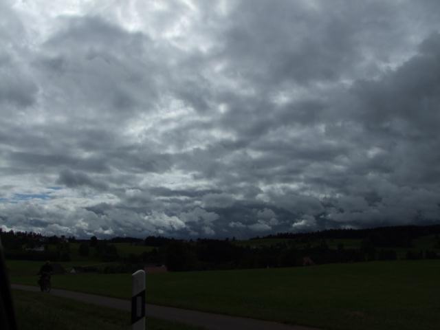... und beobachteten argwöhnisch den Himmel.
