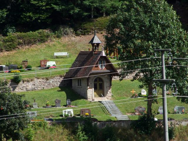 ... einer kleinen Friedhofskapelle ...