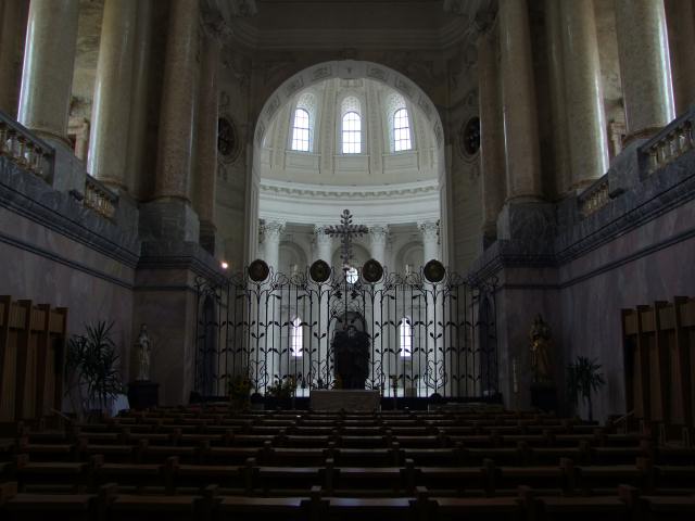 Der Blick vom Mönchchor in die Kirche.