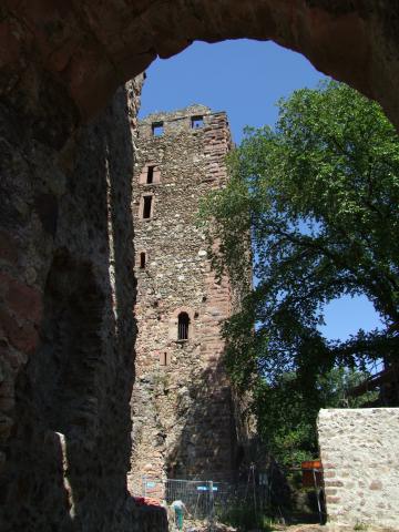 Wegen Restaurierungsarbeiten ist die Kastelburg nur begrenzt zugänglich ...