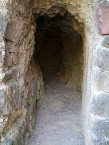 Gleich rechts neben dem Eingang erkundete ich (größere Menschen passen nicht durch) diesen Gang ...