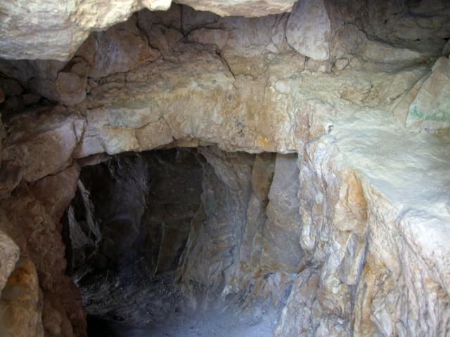 Das Gestein wirkte doch nur begrenzt haltbar, also krabbelte ...