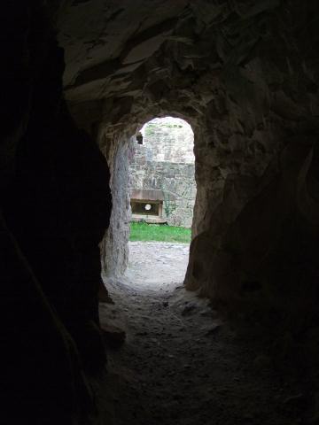 ... ich wieder raus und starrte auf eine Schießscharte.