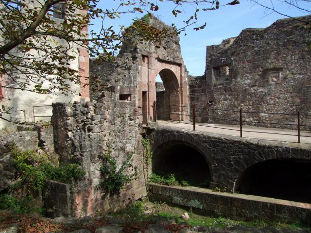 Wo sich jetzt die Brücke befindet war früher eine Zugbrücke.