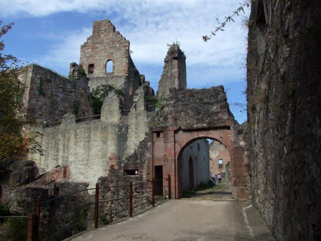 Wir schlenderten durch das Tor mit Mannloch ...