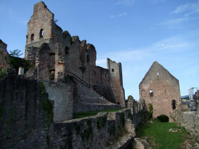 ... bestaunten die Mauerreste ...