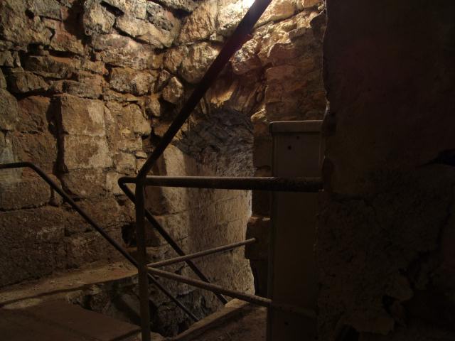 In der Nähe führt ein Gang ...