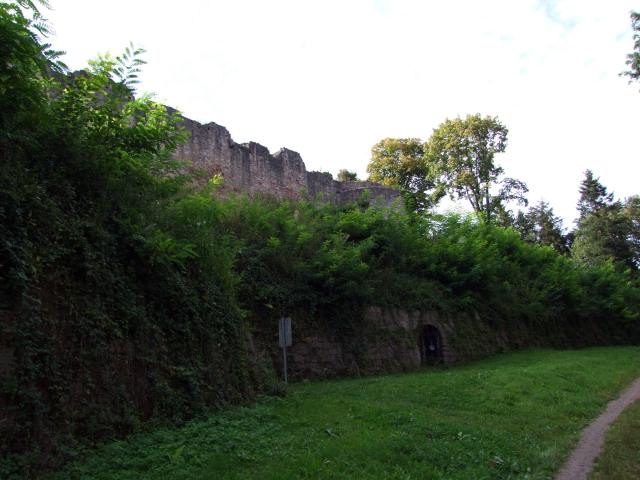 ... äußeren Mauerrings. Manche diese Zugänge waren vergittert ...