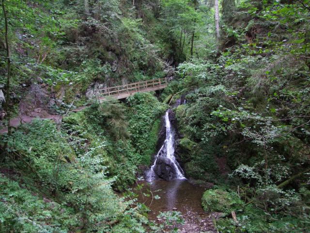In der Klamm sollte man neben festem Schuhwerk auch seine Sinne beisammen haben.