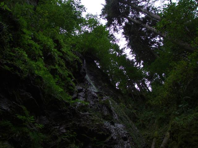 Kleine Wasserfälle tropfen von den Felsen ...
