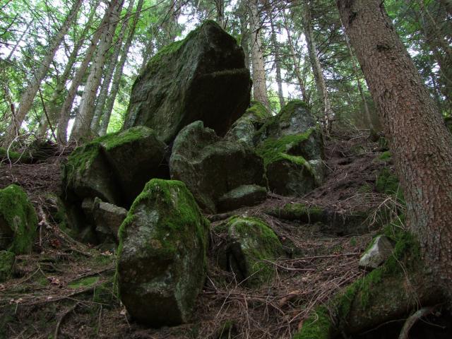 ... und wurde zuweilen von ordentlichen Felsbrocken begleitet.