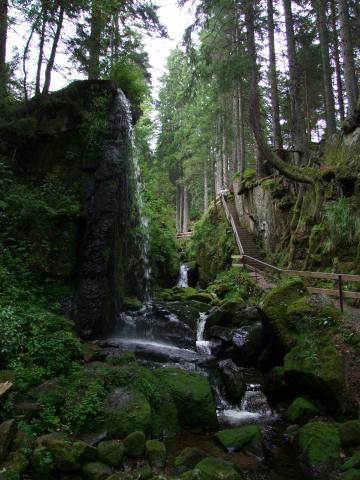 ... Wasserfällen, wobei der hohe künstlich angelegt ist.