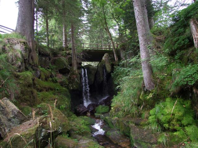 ... dem Ende der Schlucht. Das Wasser hat sich in den Felsen eingegraben ...