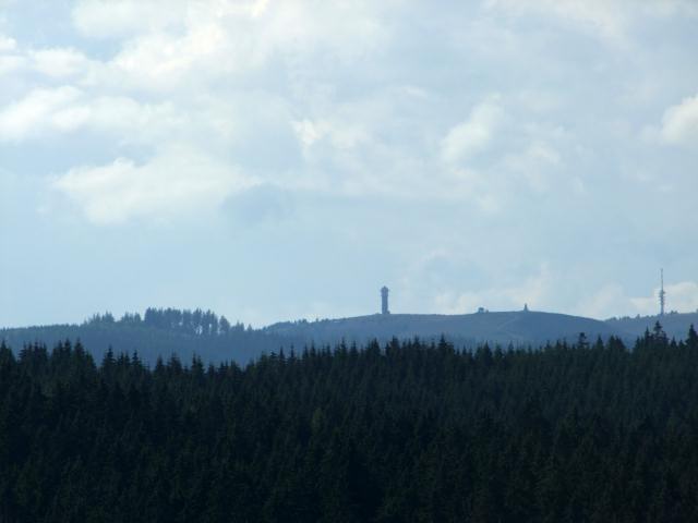 Der Turm steht auf dem Seebuck, der Sendemast auf dem Feldberg.