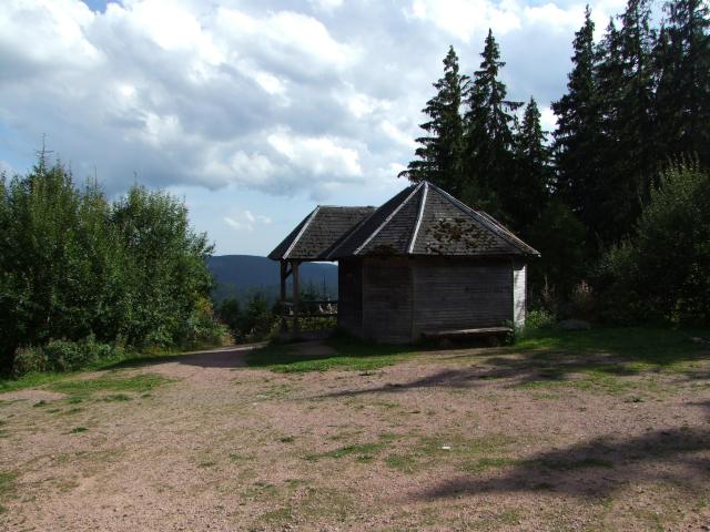 ... nahmen jedoch an dessen Fuße einen kleinen Imbiss zu uns, bevor wir die Rückfahrt antraten.