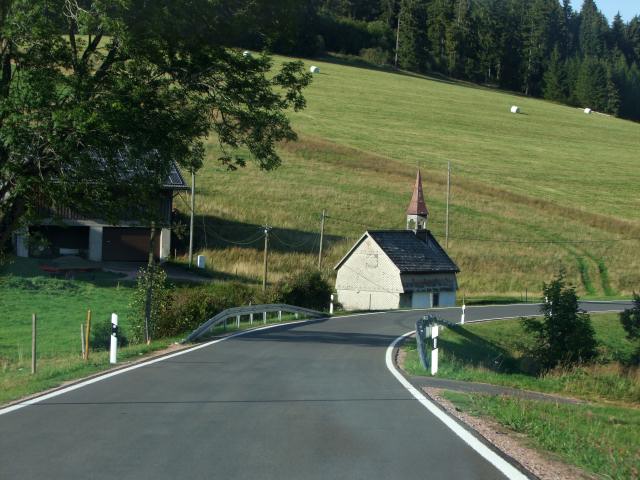 Diese führte uns an einer der unzähligen Kapellen vorbei, die bei Einzelgehöften zu finden sind.