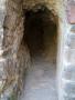 Gleich rechts neben dem Eingang erkundete ich (größere Menschen passen nicht durch) diesen Gang ...