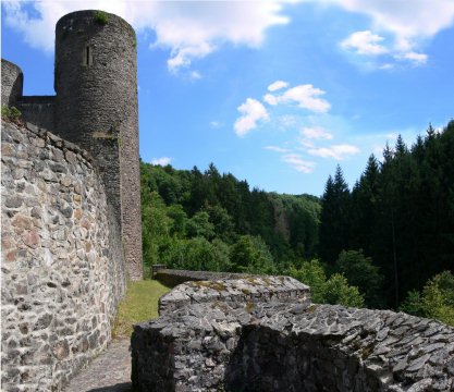 Durch dickes Gemäuer ...