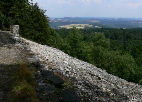 Der Hauptwanderweg führte mitten hindurch.