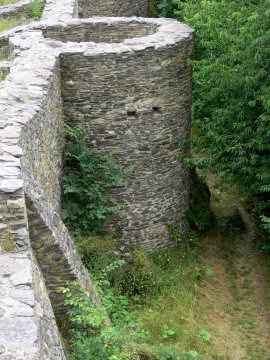 ... der Burganlage ...